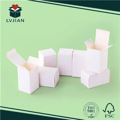 Маленькая белая бумажная коробка продукта